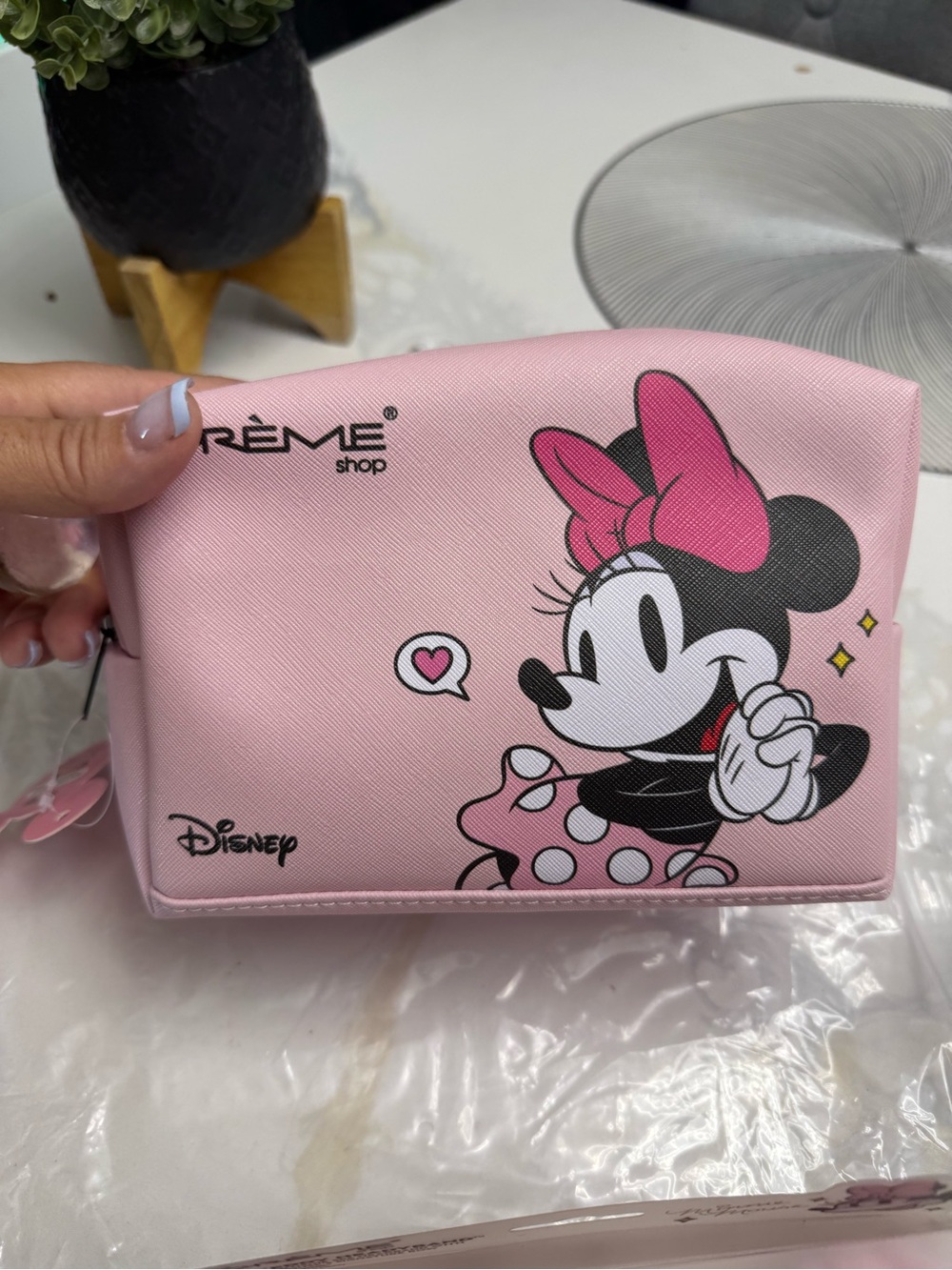 The Crème Shop x Disney Minnie Sequin Bow Headband - and cosmetic bag - Picture 6 of 6